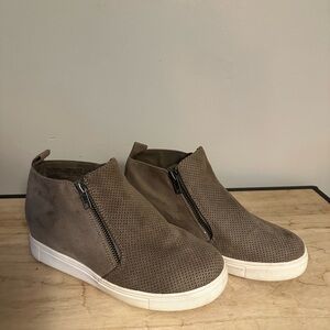 Grey/tan wedge memory foam sneakers, size 6 1/2